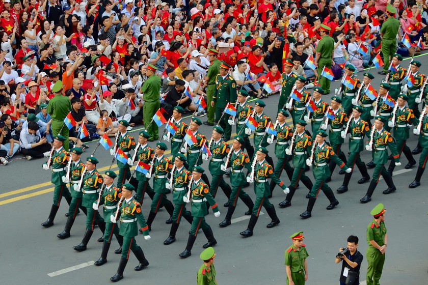 Lực lượng diễu binh đi trong l&ograve;ng d&acirc;n.