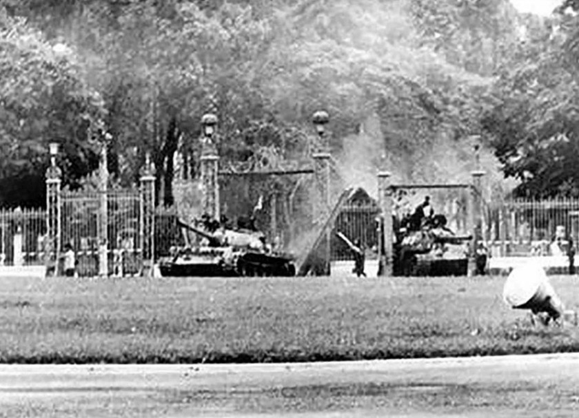 Xe tăng 390 h&uacute;c đổ cổng sắt Dinh Độc Lập ng&agrave;y 30/4/1975. (Ảnh: Fran&ccedil;oise De Muller)