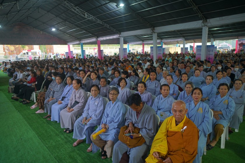 Người d&acirc;n ngồi đợi để được chi&ecirc;m b&aacute;i x&aacute; lợi Đức Phật tại ch&ugrave;a Thanh T&acirc;m. Ảnh: BTC