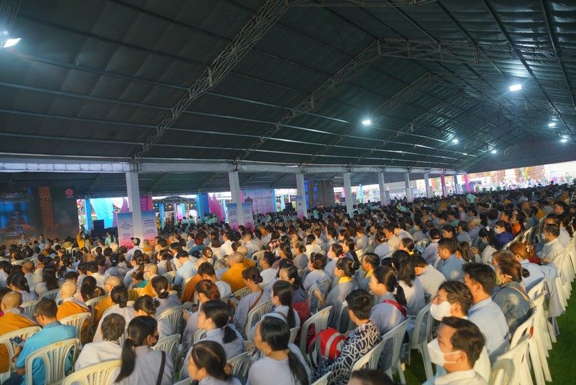 Dòng người xếp hàng chờ được chiêm bái Xá lợi Đức Phật tại Đại lễ Vesak