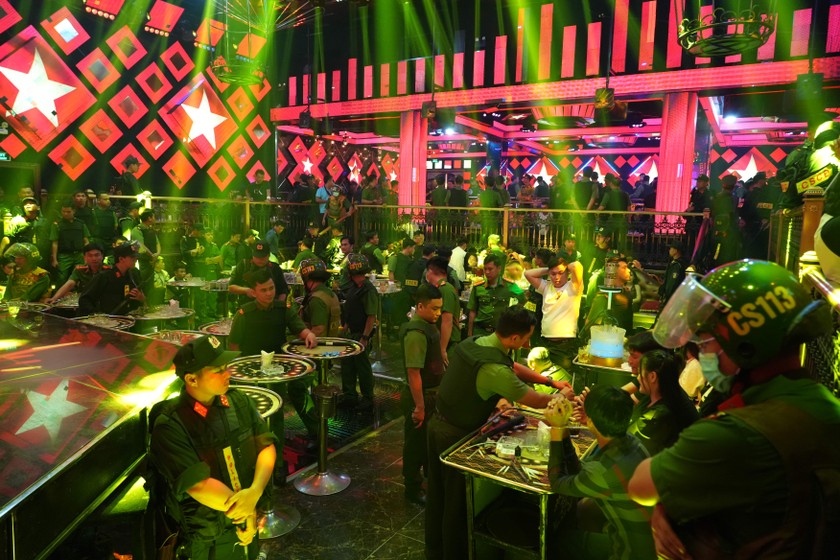 Hơn 300 c&aacute;n bộ, chiến sĩ C&ocirc;ng an tỉnh B&igrave;nh Thuận tham gia cuộc đột k&iacute;ch qu&aacute;n Bar.