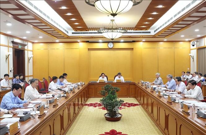 Bộ Ch&iacute;nh trị, Ban B&iacute; thư họp triển khai thực hiện sắp xếp tổ chức bộ m&aacute;y của hệ thống ch&iacute;nh trị dưới sự chủ tr&igrave; của Tổng B&iacute; thư T&ocirc; L&acirc;m. Ảnh: Thống Nhất/TTXVN