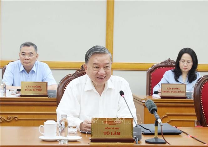 Tổng B&iacute; thư T&ocirc; L&acirc;m chủ tr&igrave; cuộc họp của Bộ Ch&iacute;nh trị, Ban B&iacute; thư. Ảnh: Thống Nhất/TTXVN