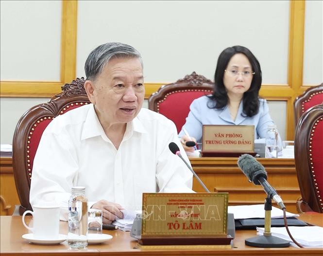 Tổng B&iacute; thư T&ocirc; L&acirc;m chủ tr&igrave; cuộc họp của Bộ Ch&iacute;nh trị, Ban B&iacute; thư. Ảnh: Thống Nhất/TTXVN