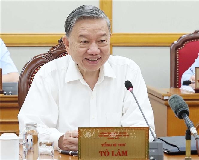Tổng B&iacute; thư T&ocirc; L&acirc;m chủ tr&igrave; cuộc họp của Bộ Ch&iacute;nh trị, Ban B&iacute; thư. Ảnh: Thống Nhất/TTXVN