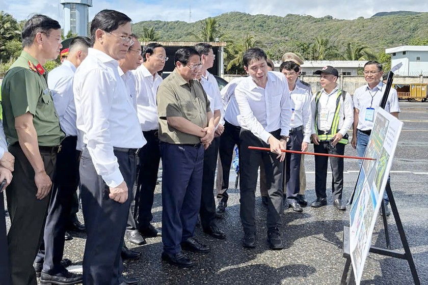 Thủ tướng Phạm Minh Ch&iacute;nh khảo s&aacute;t tại Cảng h&agrave;ng kh&ocirc;ng C&ocirc;n Đảo