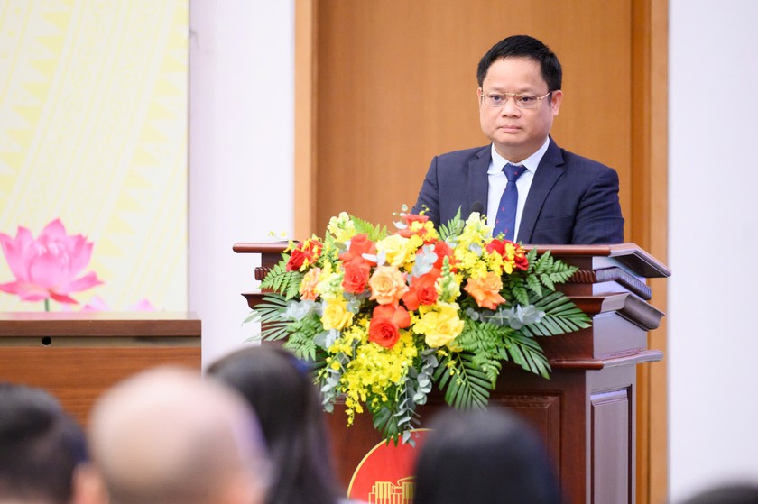 Ph&oacute; Chủ nhiệm Văn ph&ograve;ng Quốc hội Vũ Minh Tuấn b&aacute;o c&aacute;o về dự kiến chương tr&igrave;nh v&agrave; nội dung của Kỳ họp. (Ảnh: Phạm Thắng)