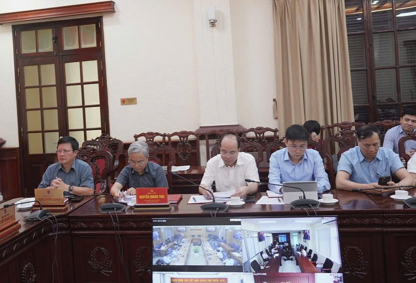 Thứ trưởng Mai Lương Kh&ocirc;i (ngo&agrave;i c&ugrave;ng b&ecirc;n tr&aacute;i) v&agrave; c&aacute;c đại biểu tham dự Hội nghị