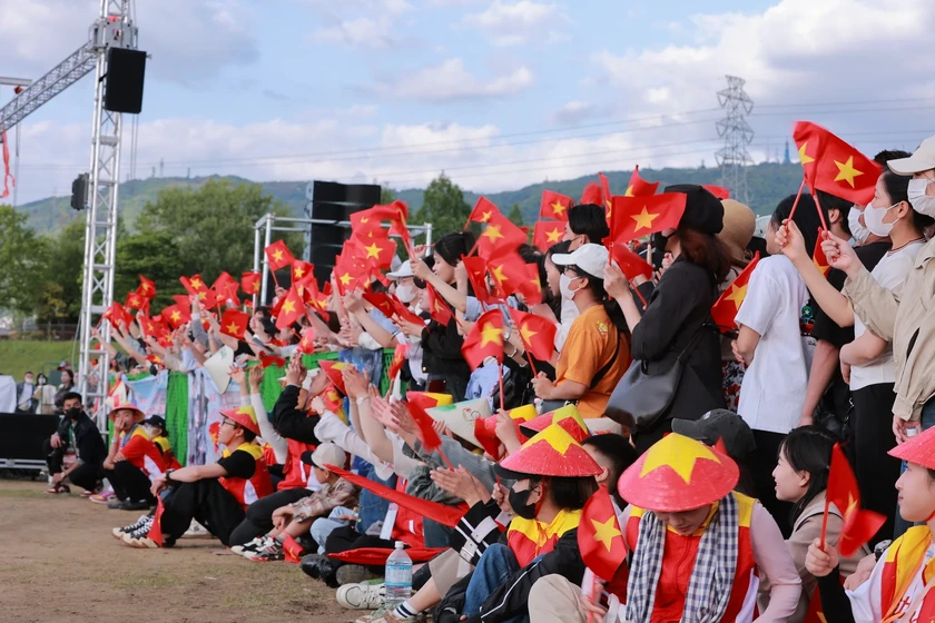 Người d&acirc;n Việt Nam tại Nhật Bản h&agrave;o hứng tham gia Festival &ldquo;Tr&aacute;i tim Việt Nam - 50 năm h&ograve;a chung một nhịp&rdquo; với n&oacute;n v&agrave; l&aacute; cờ đỏ sao v&agrave;ng. (ảnh BTC)