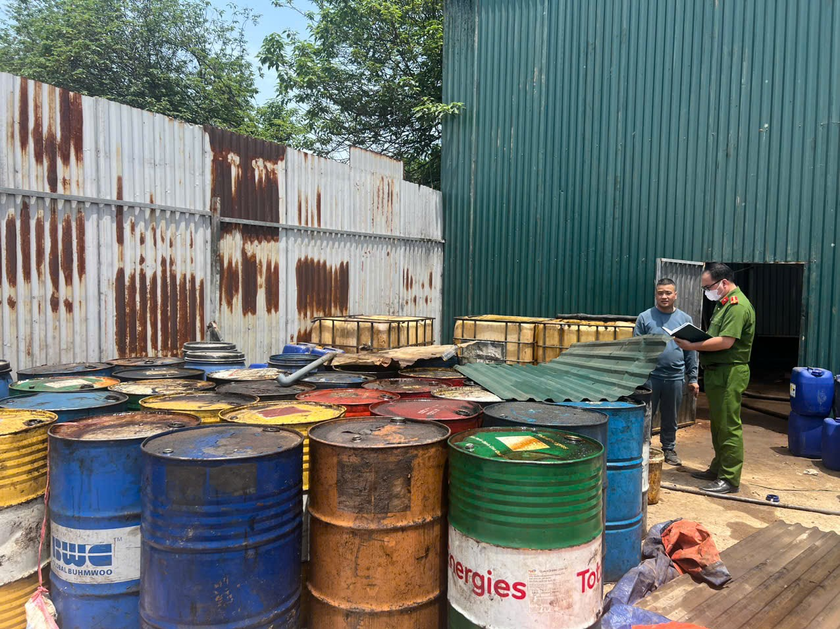 B&ecirc;n trong cơ sở t&aacute;i chế dầu thải của B&ugrave;i Quốc Giang tại x&atilde; Thi&ecirc;n Đức, huyện Gia L&acirc;m. (Ảnh: C&ocirc;ng an TP H&agrave; Nội).