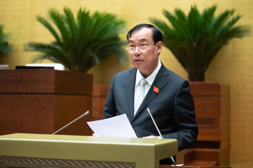 Chủ nhiệm Ủy ban Quốc ph&ograve;ng, An ninh v&agrave; Đối ngoại của Quốc hội L&ecirc; Tấn Tới tr&igrave;nh b&agrave;y B&aacute;o c&aacute;o t&oacute;m tắt thẩm tra dự &aacute;n Luật Bảo vệ dữ liệu c&aacute; nh&acirc;n. (Ảnh: quochoi.vn)