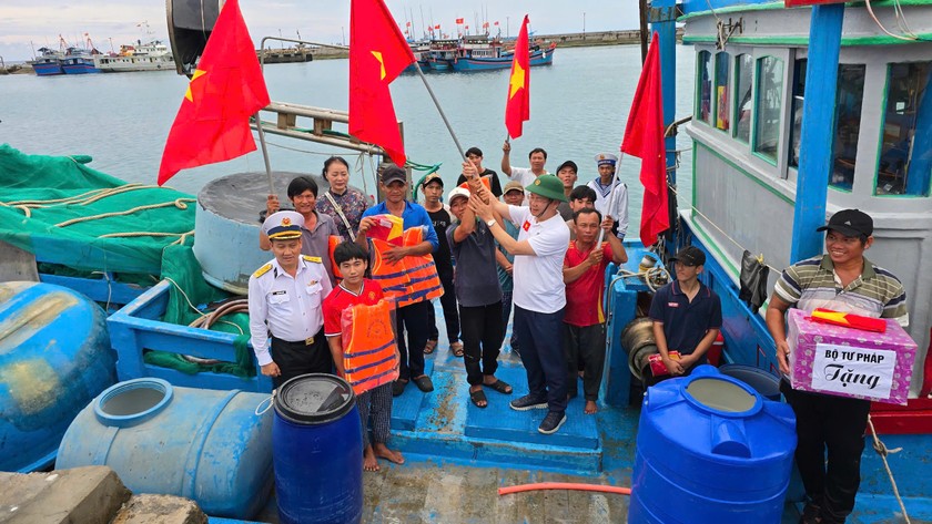 Ngư d&acirc;n vui mừng đ&oacute;n đo&agrave;n c&ocirc;ng t&aacute;c tới đảo Trường Sa.