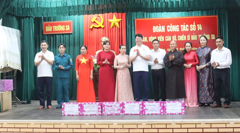 L&atilde;nh đạo Bộ Tư ph&aacute;p tặng qu&agrave; qu&acirc;n v&agrave; d&acirc;n tr&ecirc;n đảo Trường Sa