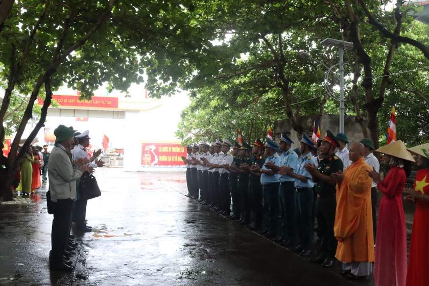 Qu&acirc;n v&agrave; d&acirc;n đảo Trường Sa đ&oacute;n Đo&agrave;n c&ocirc;ng t&aacute;c.