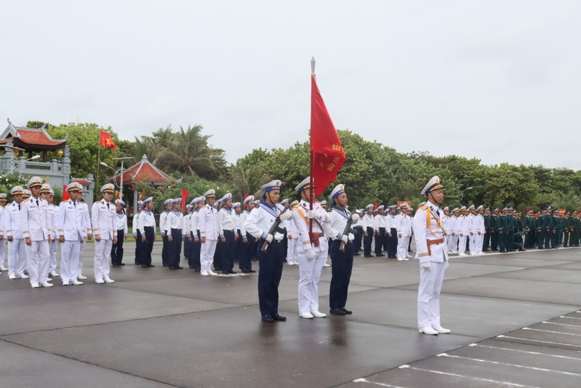 Đại diện c&aacute;c lực lượng tr&ecirc;n đảo Trường Sa tham dự lễ kỷ niệm.