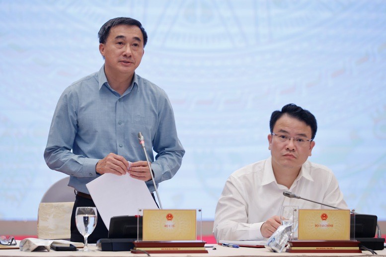 Thứ trưởng Bộ Y tế Trần Văn Thuấn cung cấp th&ocirc;ng tin về việc thực hiện chủ trương miễn viện ph&iacute; cho to&agrave;n d&acirc;n (Ảnh: VGP)