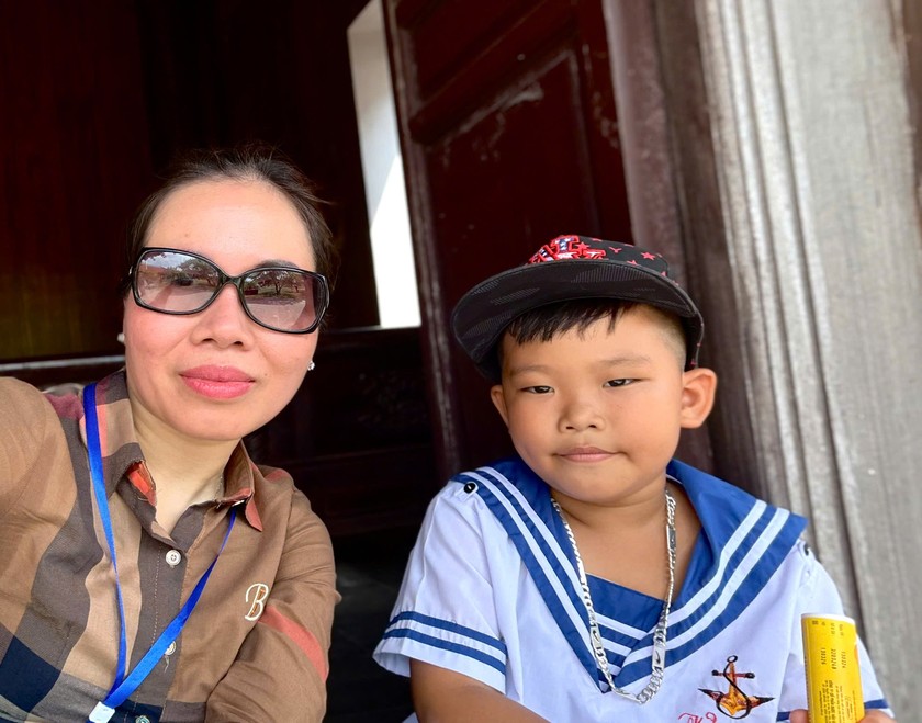 B&agrave; B&ugrave;i Thị H&agrave; v&agrave; em b&eacute; Trường Sa