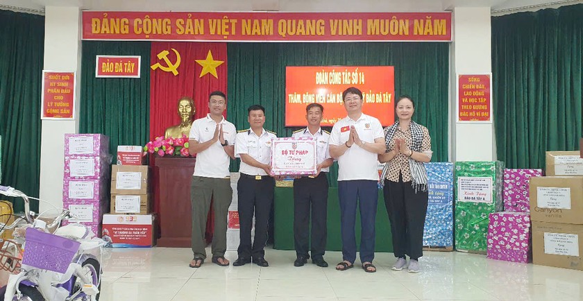 Đo&agrave;n c&ocirc;ng t&aacute;c tặng qu&agrave; c&aacute;n bộ, chiến sỹ đảo Đ&aacute; T&acirc;y.