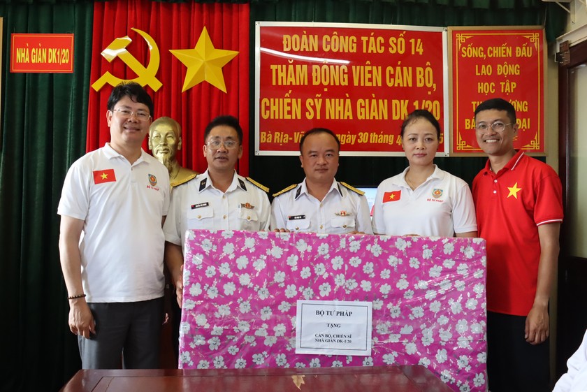 Thứ trưởng Bộ Tư ph&aacute;p Nguyễn Thanh Tịnh; Chủ tịch C&ocirc;ng đo&agrave;n Bộ Tư ph&aacute;p Khương Thị Thanh Huyền; Ph&oacute; Tổng bi&ecirc;n tập B&aacute;o PLVN, Ph&oacute; Chủ tịch C&ocirc;ng đo&agrave;n Bộ Tư ph&aacute;p H&agrave; &Aacute;nh B&igrave;nh tặng qu&agrave; c&aacute;n bộ, chiến sỹ Nh&agrave; gi&agrave;n DK1-20.