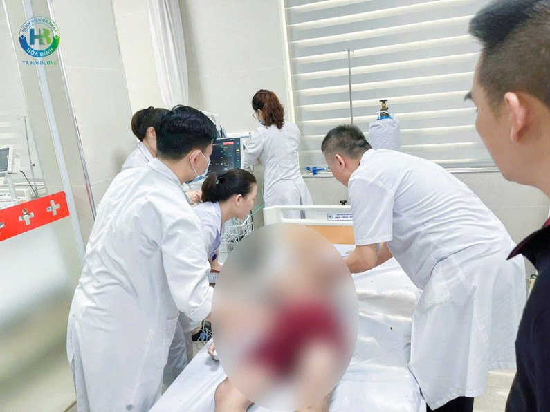C&aacute;c y, b&aacute;c sĩ theo d&otilde;i s&aacute;t sao t&igrave;nh h&igrave;nh của bệnh nh&acirc;n. Ảnh: BVCC