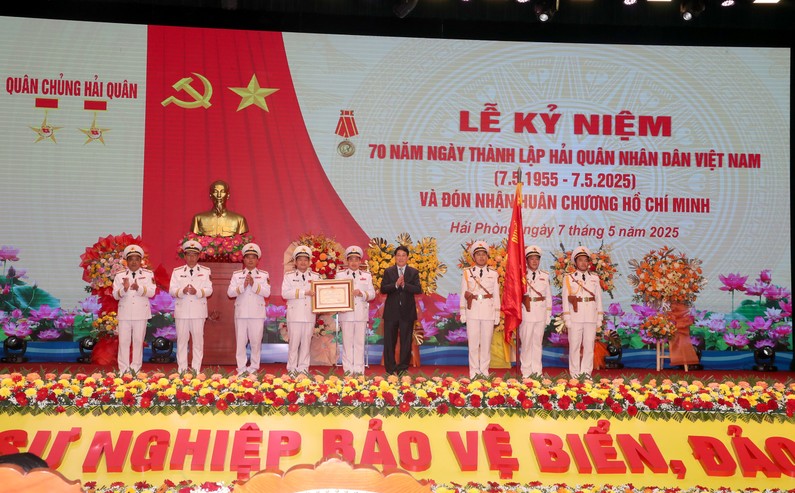 Chủ tịch nước Lương Cường trao Huân chương Hồ Chí Minh tặng Quân chủng Hải quân.