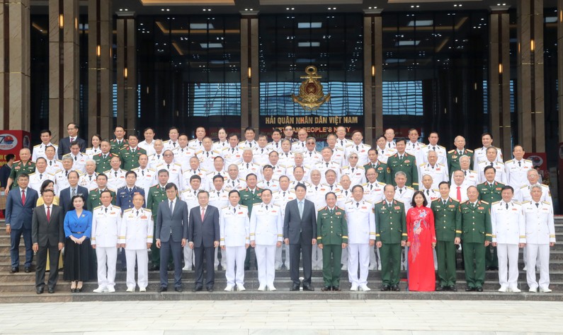 Chủ tịch nước chụp ảnh lưu niệm với các đại biểu dự buổi lễ kỷ niệm