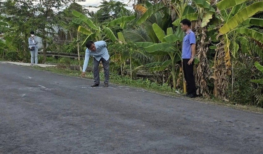 VKSND Tối cao kiểm tra hiện trường và làm việc với nhân chứng có liên quan đến vụ tai nạn giao thông ở huyện Trà Ôn.
