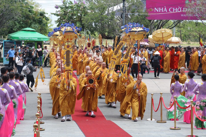 Đo&agrave;n đại biểu Vesak 2025 xuất ph&aacute;t từ Học viện Phật gi&aacute;o Việt Nam (TP.HCM) về n&uacute;i B&agrave; Đen, T&acirc;y Ninh để thực hiện nghi thức cung rước x&aacute; lợi Đức Phật.
