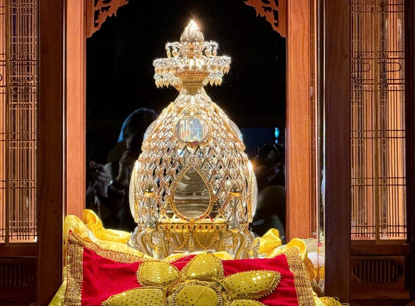 Tại đỉnh n&uacute;i B&agrave; Đen, x&aacute; lợi Phật được t&ocirc;n tr&iacute; tại Trung t&acirc;m triển l&atilde;m Phật gi&aacute;o từ ng&agrave;y 8-13/5/2025 để Phật tử v&agrave; c&ocirc;ng ch&uacute;ng chi&ecirc;m b&aacute;i, đảnh lễ.