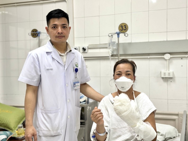 ThS.BS Nguyễn Th&agrave;nh Lu&acirc;n, Khoa Phẫu thuật Chấn thương Chung đ&atilde; phẫu thuật th&agrave;nh c&ocirc;ng b&agrave;n tay người bệnh cao tuổi