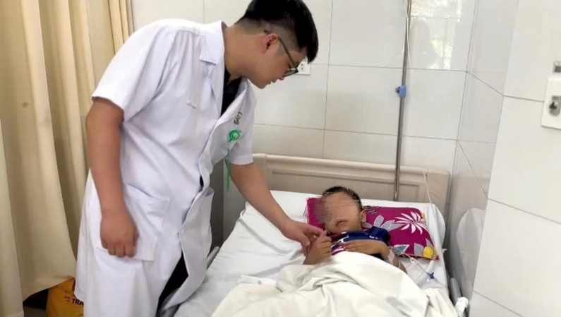 ThS.BS B&ugrave;i Văn Quang, Trung t&acirc;m Nam học, Bệnh viện Hữu nghị Việt Đức thăm kh&aacute;m cho ch&aacute;u b&eacute;