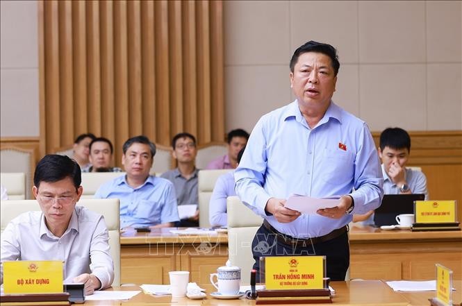 Bộ trưởng Bộ X&acirc;y dựng Trần Hồng Minh b&aacute;o c&aacute;o t&igrave;nh h&igrave;nh triển khai c&aacute;c c&ocirc;ng tr&igrave;nh, dự &aacute;n quan trọng quốc gia. Ảnh: Dương Giang/TTXVN