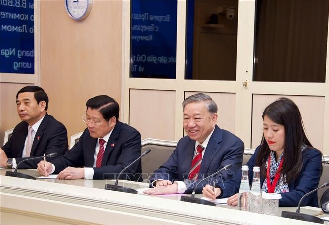 Tổng B&iacute; thư T&ocirc; L&acirc;m v&agrave; đo&agrave;n Việt Nam tại cuộc hội kiến Chủ tịch Duma Quốc gia LB Nga Vyacheslav Volodin. Ảnh: TTXVN