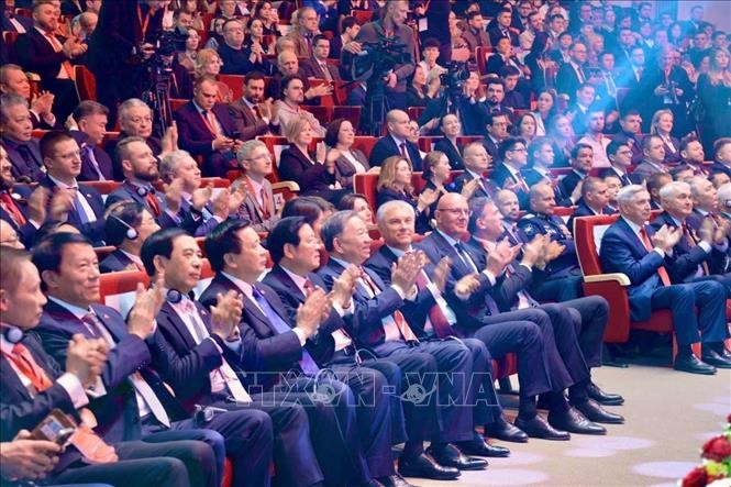 Tổng B&iacute; thư T&ocirc; L&acirc;m v&agrave; Chủ tịch Duma Quốc gia (Hạ viện) Li&ecirc;n bang Nga Vyacheslav Volodin c&ugrave;ng c&aacute;c đại biểu dự buổi gặp gỡ v&agrave; ph&aacute;t biểu Ch&iacute;nh s&aacute;ch tại Học viện Tổng thống Nga. Ảnh: TTXVN ph&aacute;t