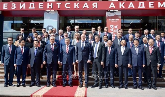 Tổng B&iacute; thư T&ocirc; L&acirc;m v&agrave; Chủ tịch Duma Quốc gia (Hạ viện) Li&ecirc;n bang Nga Vyacheslav Volodin c&ugrave;ng c&aacute;c đại biểu dự buổi gặp gỡ v&agrave; ph&aacute;t biểu Ch&iacute;nh s&aacute;ch tại Học viện Tổng thống Nga. Ảnh: TTXVN ph&aacute;t