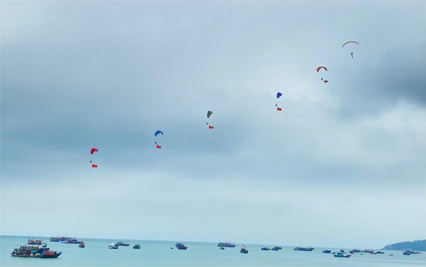 Cờ Đảng v&agrave; cờ Tổ quốc tung bay tr&ecirc;n biển trời Đ&ocirc;ng Bắc khiến đ&ocirc;ng đảo Nh&acirc;n d&acirc;n v&agrave; du kh&aacute;ch th&iacute;ch th&uacute;, tự h&agrave;o.