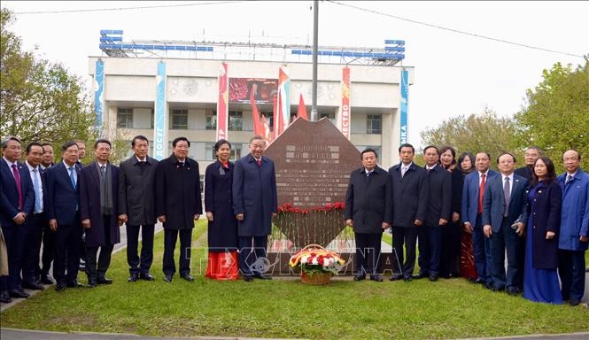 Tổng B&iacute; thư T&ocirc; L&acirc;m v&agrave; Phu nh&acirc;n c&ugrave;ng đo&agrave;n đại biểu cấp cao Việt Nam đặt hoa tại tấm biển lưu danh Tổng B&iacute; thư L&ecirc; Duẩn ở Moskva. Ảnh: TTXVN
