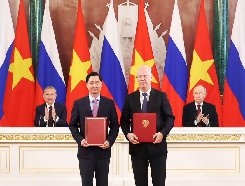 Trước sự chứng kiến của Tổng thống Nga Putin v&agrave; Tổng B&iacute; thư T&ocirc; L&acirc;m, &ocirc;ng Kirill Dmitriev - Đại diện đặc biệt của Tổng thống Nga về kinh tế v&agrave; đầu tư nước ngo&agrave;i, Tổng Gi&aacute;m đốc Quỹ Đầu tư Trực tiếp Nga (RDIF) đại diện ph&iacute;a Nga trao đổi văn kiện hợp t&aacute;c với &ocirc;ng Ng&ocirc; Ch&iacute; Dũng, Chủ tịch ki&ecirc;m Tổng Gi&aacute;m đốc C&ocirc;ng ty vaccine VNVC. Ảnh: Ho&agrave;ng Thống Nhất
