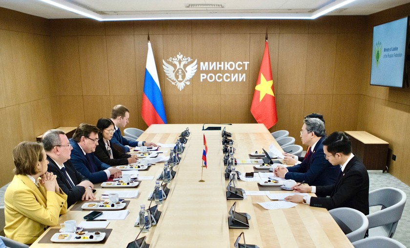 Bộ trưởng Tư ph&aacute;p Việt Nam Nguyễn Hải Ninh v&agrave; Bộ trưởng Tư ph&aacute;p Li&ecirc;n bang Nga Konstantin Anatolyevich Chuychenko hội đ&agrave;m