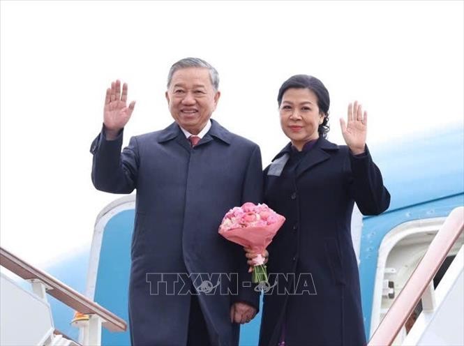 Tổng B&iacute; thư T&ocirc; L&acirc;m v&agrave; Phu nh&acirc;n rời Moskva, l&ecirc;n đường thăm Belarus. Ảnh: Thống Nhất/TTXVN
