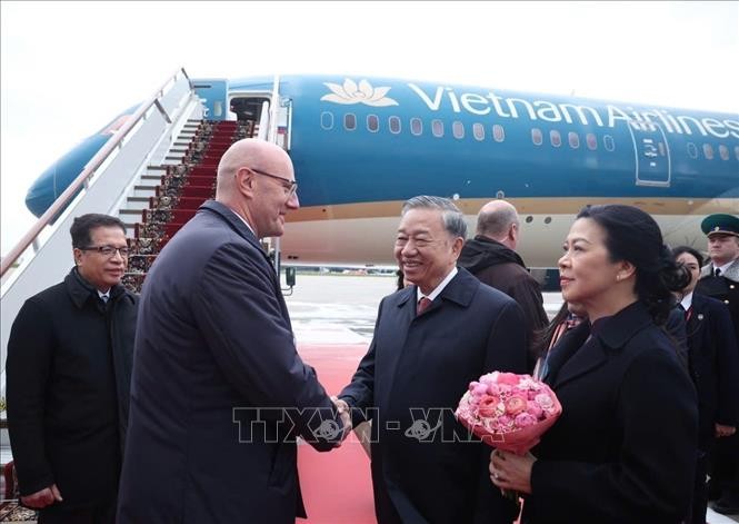 Ph&oacute; Thủ tướng Nga Dmitry Chernyshenko tiễn Tổng B&iacute; thư T&ocirc; L&acirc;m v&agrave; Phu nh&acirc;n tại s&acirc;n bay Vnukovo 2, thủ đ&ocirc; Moskva. Ảnh: Thống Nhất/TTXVN