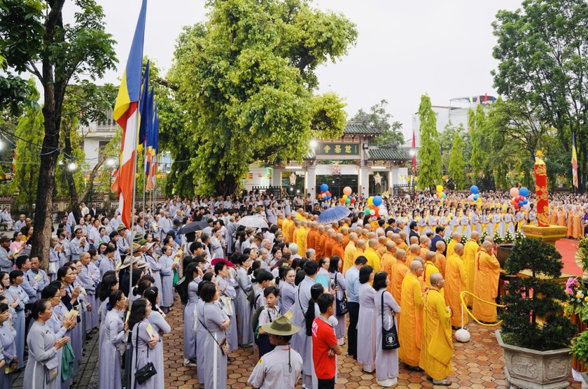 Đ&ocirc;ng đảo Tăng Ni v&agrave; Phật tử tham dự lễ ch&iacute;nh thức Đại lễ Phật đản Phật lịch 2569 - Dương lịch 2025.