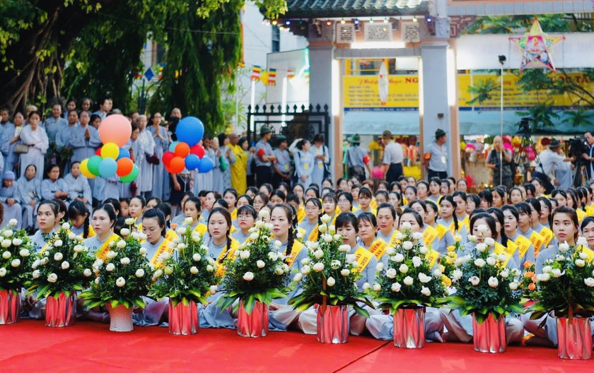 Nghi thức C&uacute;ng dường Phật đản.