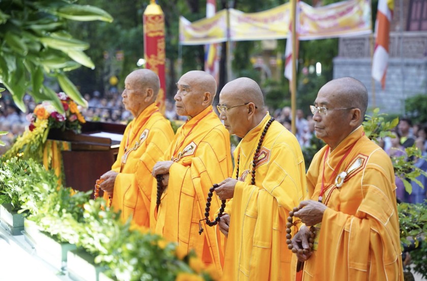 Kh&ocirc;ng kh&iacute; trang nghi&ecirc;m tại Tổ đ&igrave;nh Từ Đ&agrave;m.