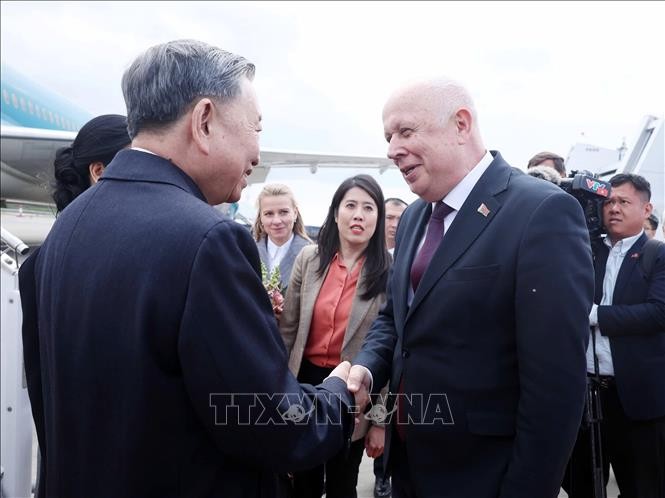 Ph&oacute; Thủ tướng Belarus Anatoly Sivak đ&oacute;n Tổng B&iacute; thư T&ocirc; L&acirc;m v&agrave; Phu nh&acirc;n tại s&acirc;n bay quốc tế Minsk. Ảnh: Thống Nhất/TTXVN