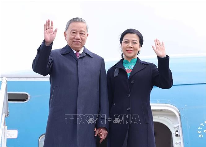 Tổng B&iacute; thư T&ocirc; L&acirc;m v&agrave; Phu nh&acirc;n đến thủ đ&ocirc; Minsk, bắt đầu chuyến thăm cấp Nh&agrave; nước tới Cộng h&ograve;a Belarus. Ảnh: Thống Nhất/TTXVN