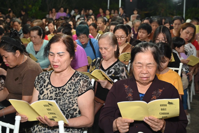Trang nghi&ecirc;m cử h&agrave;nh nghi lễ Phật đản.