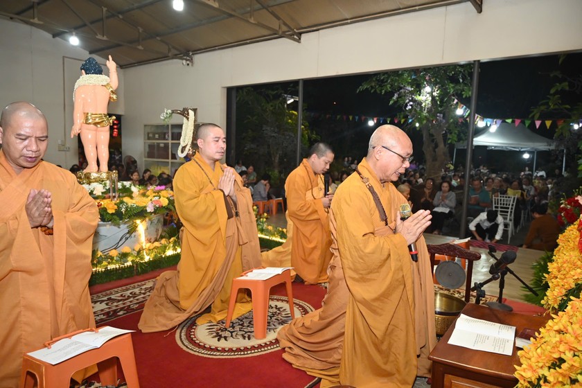 Chư t&ocirc;n thực hiện nghi thức trong Đại lễ Phật đản.