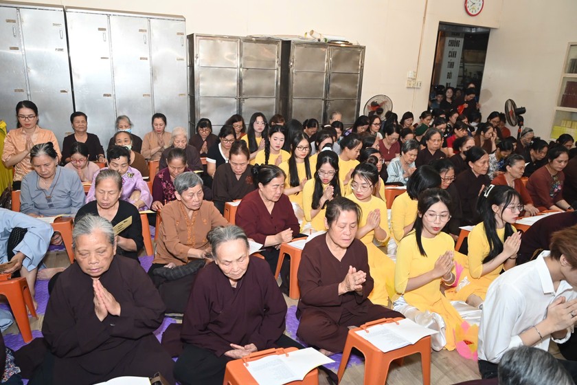 Người d&acirc;n th&agrave;nh t&acirc;m cầu nguyện trong Đại lễ Phật đản.