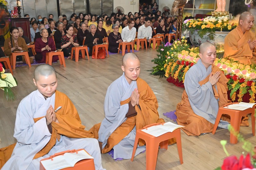 Khai kinh mừng Phật đản sanh.